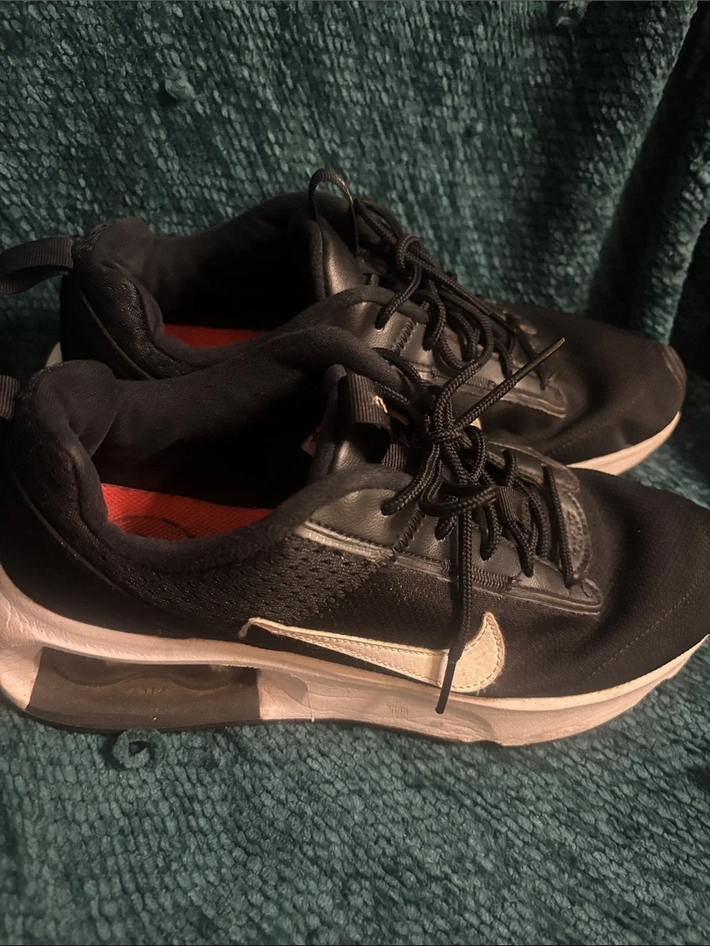 Nike Men’s Black and White Low-Top Sneakers